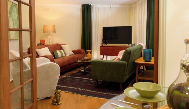 Beautiful lakeside unit, walk to train station, schools and Eastland