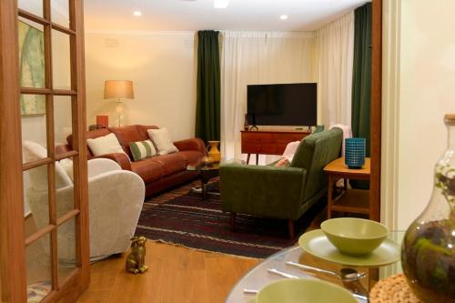 Beautiful lakeside unit in Ringwood East