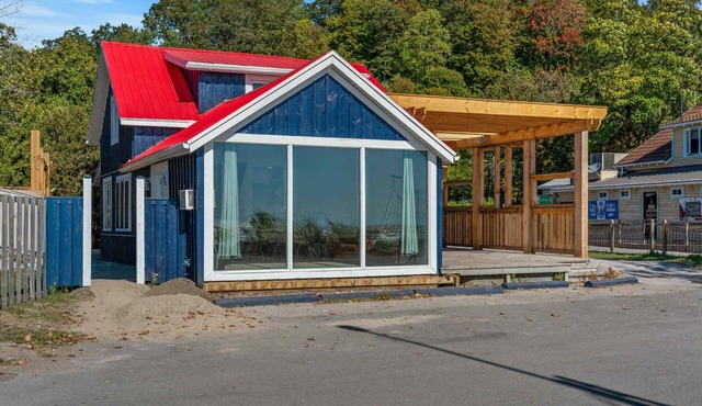 Beautiful lakeside beach front cottage (FREE PONTOON/SEADOO RENTAL INCLUDED)