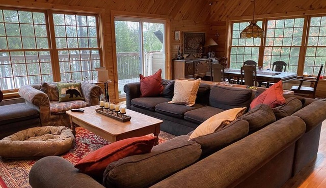 Beautiful lakeside cottage 30 mins from Mont Tremblant