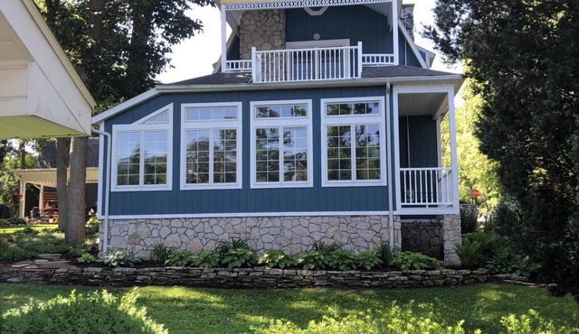 Beautiful Lakeside Cottage Near the Pool!
