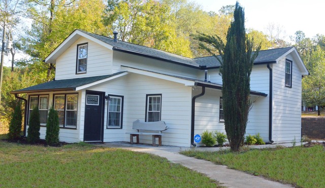 Beautiful Lakeside Cottage (Hidden Cove Farmhouse) 4bedroom 3 bath