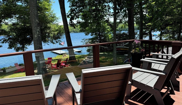 Beautiful Lakeside Cottage on Quiet Street with Private Dock, Kayaks & Fire Pit