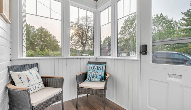 Beautiful Lakeside Haven: Your Dream Lakeside Gateway.