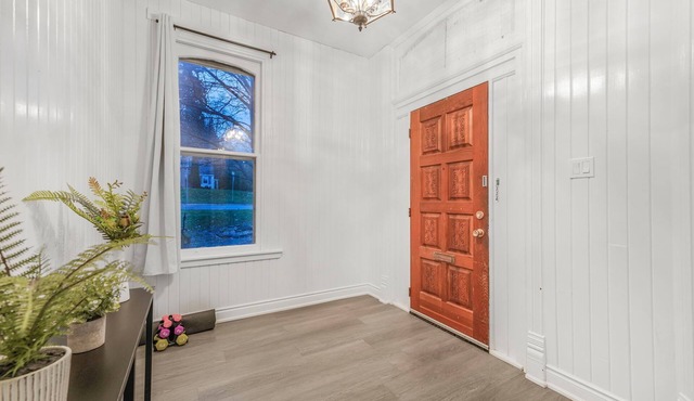 Beautiful Lakeside Heritage Home in BarrienBright and Spacious Stay