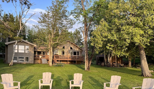 Beautiful Lakeside Lodge w/Bar in Ely
