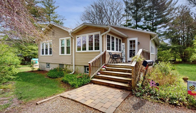 Beautiful Lakeside MI vacation home with association beach access Summer & Fall