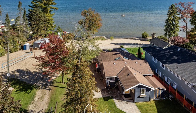 Beautiful Lakeside Retreat on Lake Simcoe