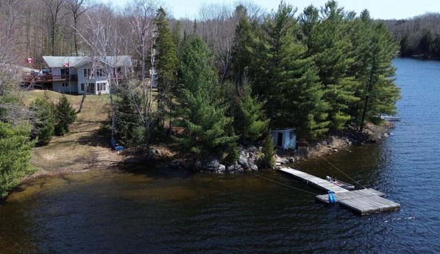 Beautiful Lakeside Retreat on Caribou Lake with Stunning Sunsets, Fishing & More