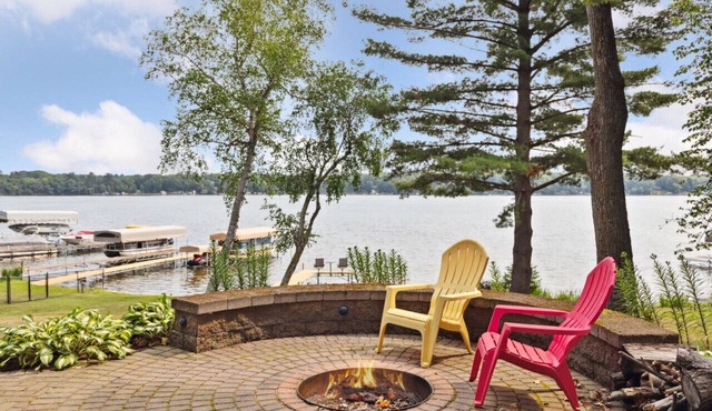 Beautiful lakeside retreat on Bear Trap Lake in Amery