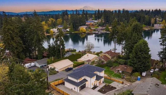 Beautiful lakeside retreat,close to SeaTac Airport,pet friendly,EV charging,WiFi