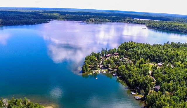 Beautiful lakeside Log Cottage