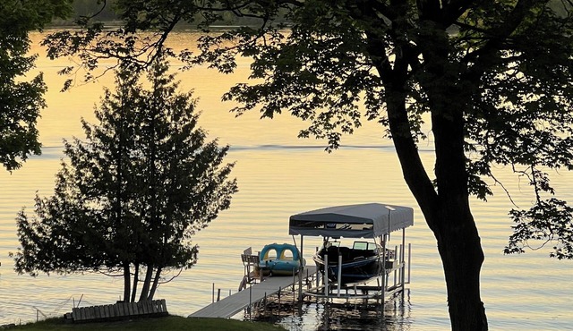 Beautiful lakeside cabin-private beach/lake access in Grand Rapids