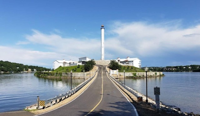 Beautiful Lakeside Oasis
