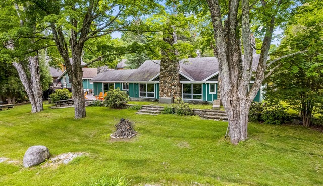 Beautiful lakeside home with pool table, ping pong, fast WiFi, & washer/dryer