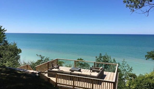 Beautiful Lakeview Property with the private beach