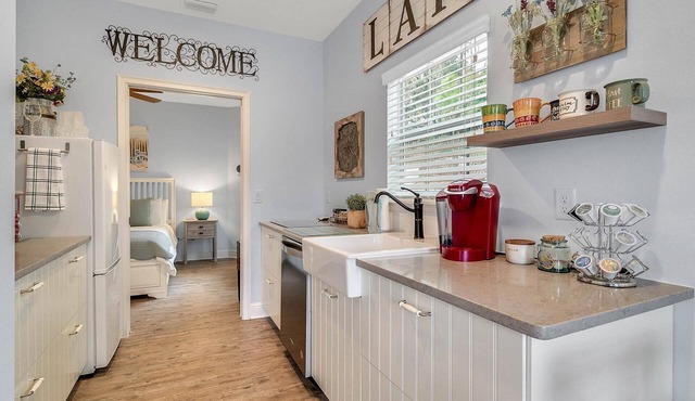 Beautiful Lakeview 1 bedroom/1 bath unit