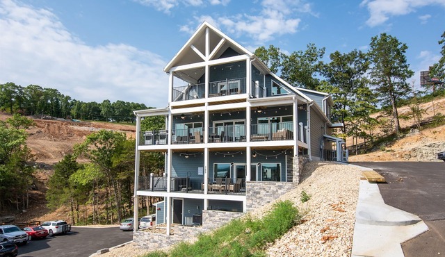 Beautiful Lakeview 10 Bedrooms-hot tub/fire pit