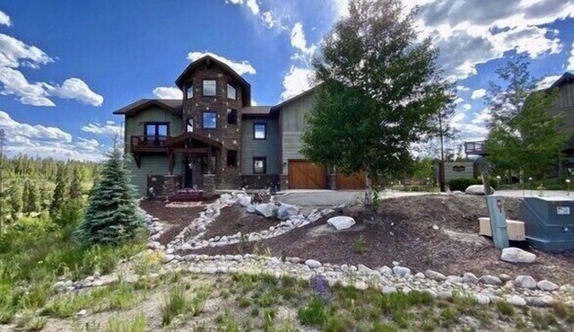 Beautiful Lakeview Custom Home with awesome views!