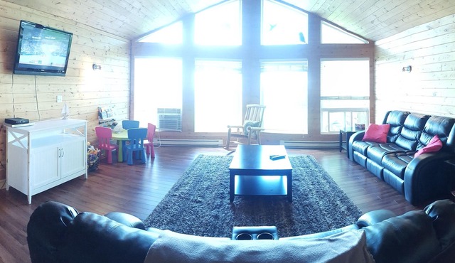 Beautiful Lakeview Cabin, quiet location, gorgeous sunsets & close to Beaches