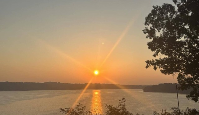 Beautiful Lakeview House Family Friendly Couples Retreat Private Swim/Boat Dock