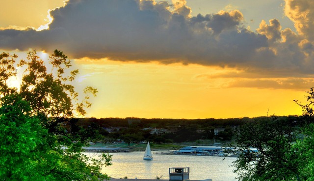 Beautiful LAKEVIEW one story home 30 minutes from downtown Austin!