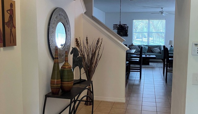 BEAUTIFUL LAKEVIEW TOWNHOME, 5 MILES TO DISNEY. FULLY EQUIPED