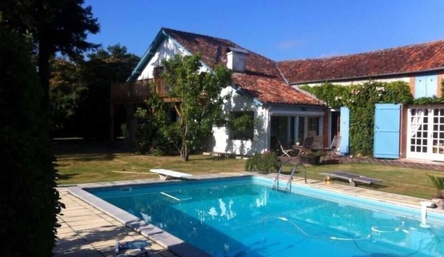 Beautiful Landaise Farmhouse, large gardens with pool