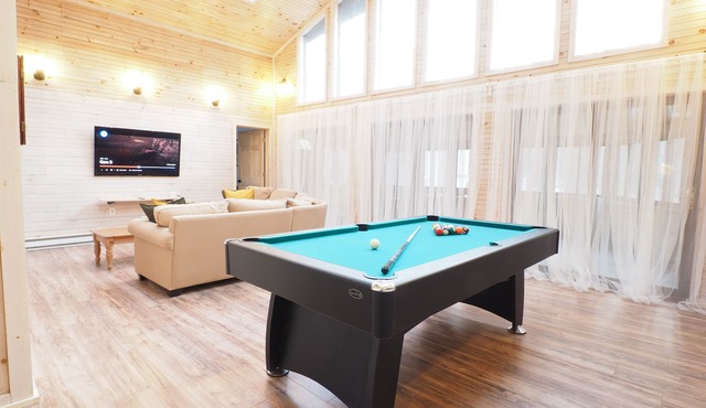 Beautiful Large Chalet close to all Pocono Attractions