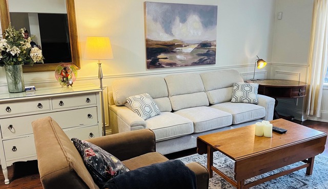 Beautiful Large 2000SF Three Bdrm Apt Roncesvalles/High Park