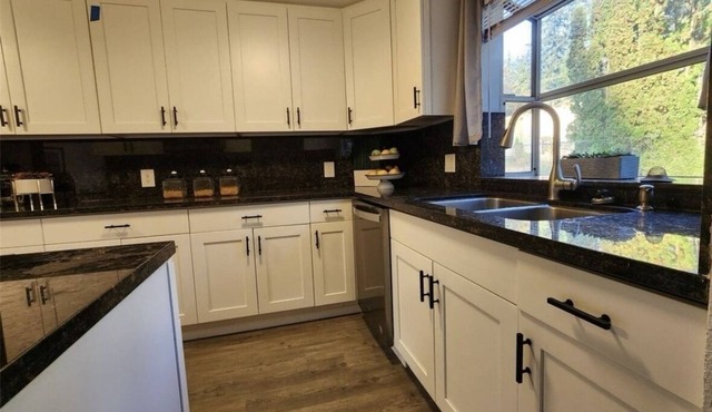 Beautiful large 4 bedrooms one level home in Everett.