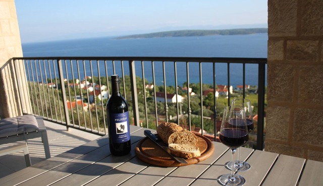 Beautiful large and luxurious family-friendly 'stonehouse' with stunning sea views