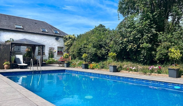 Beautiful Large Country Barn Conversion Hot Tub, Pool, BBQ Hut, Large Grounds