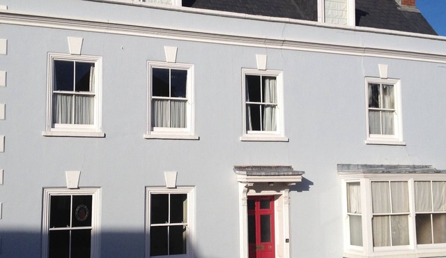 Beautiful large Georgian house with a big garden. Perfect for a family or two!