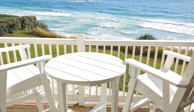 Beautiful, large Gulf front Condo - PRIVATE BEACH - beach set up included