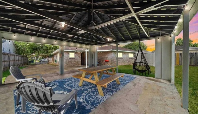 Beautiful Large Home 5 Star Host Close to Airport