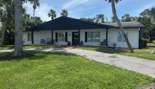 Beautiful Large Home Bike to Siesta Key, quiet neighborhood with LOCAL owners!