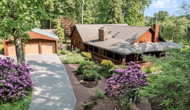 Beautiful Large Home in Private Woods with Hot Tub
