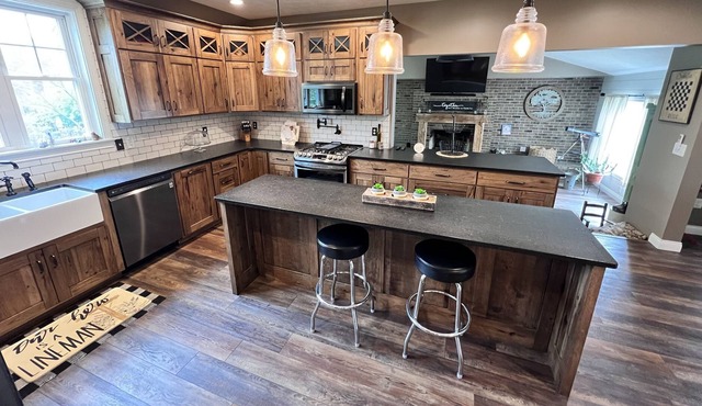 Beautiful large home with a Fire Place and large kitchen!!