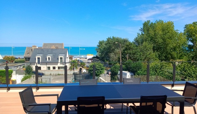 Beautiful, large house with sea view and sandy beach 30 metres away