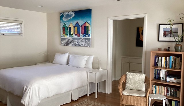 Beautiful Large Studio With a Private Bathroom In The Heart of Santa Monica