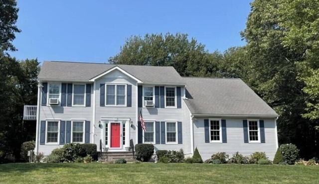 Beautiful large 4-bedroom house with AC and WiFi: South Kingstown Rhode Island.