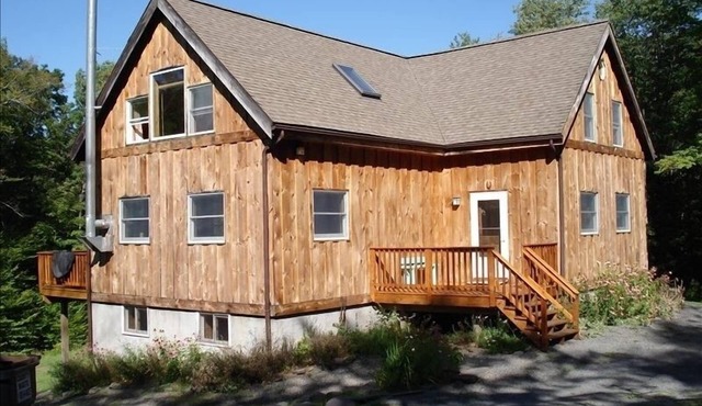 Beautiful large Woodland Valley/Phoenicia post & beam cabin with seasonal stream