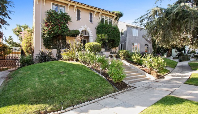 Beautiful, light filled top floor suite with hardwood floors+ downtown view!