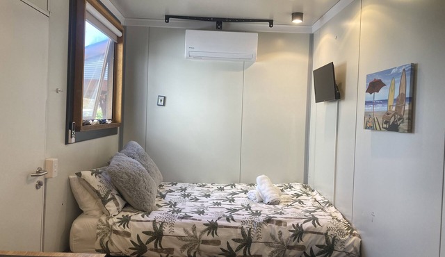 Beautiful little Studio, with an outdoor area- 5 minute walk to the Beach!