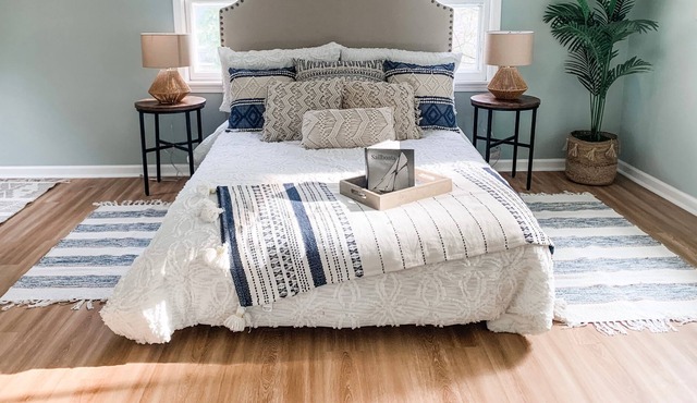 Beautiful Little Cedar Lakefront Home