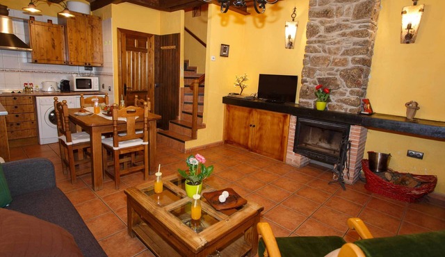 Beautiful little house for even with fireplace in Braojos