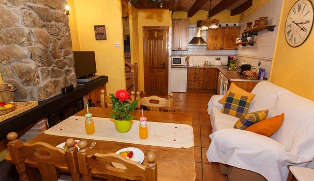 Beautiful little house for even with fireplace in Braojos
