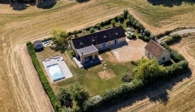 Beautiful longère du Perche for 9 pers. Magnificent countryside, pool and view!