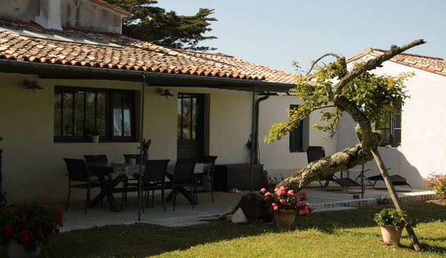 Beautiful longère in the heart of the island